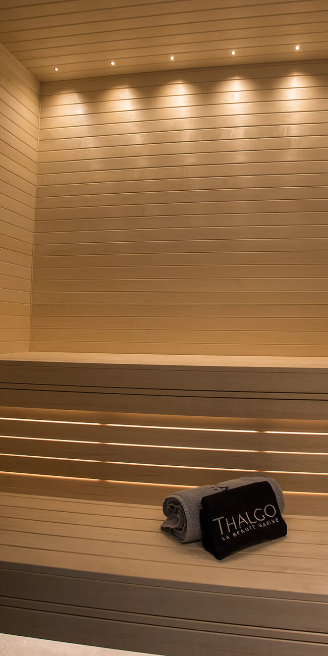 Downlights i taket i en badstue.
