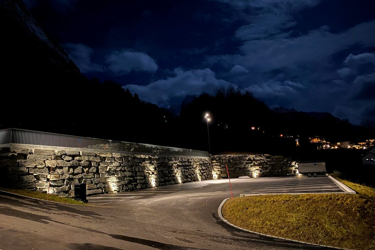 Belyst parkeringsplass ved Loen Skylift.