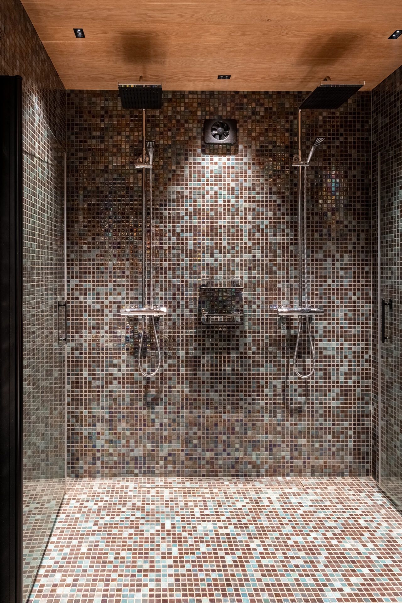 Belyst dusj i badeværelse.