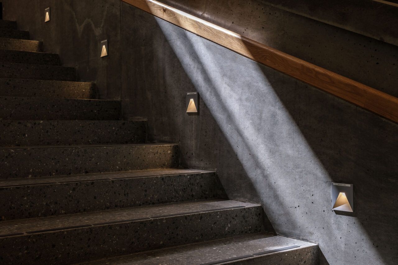 Lys og skygger i en trapp.