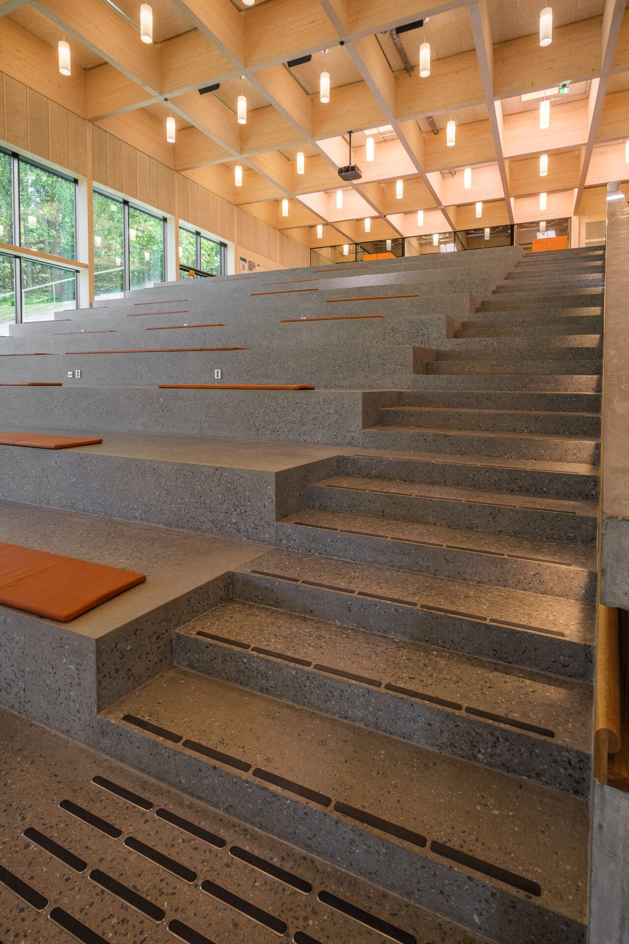 Belysning i auditoriet inne i Campus Aas.