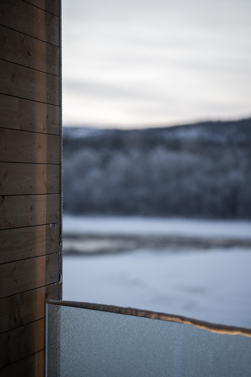 Utsikt fra balkong i vinterlandskap.