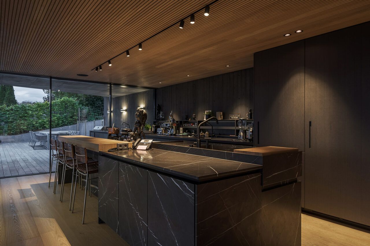 Skinne i taket med spotter i Villa Oslo.