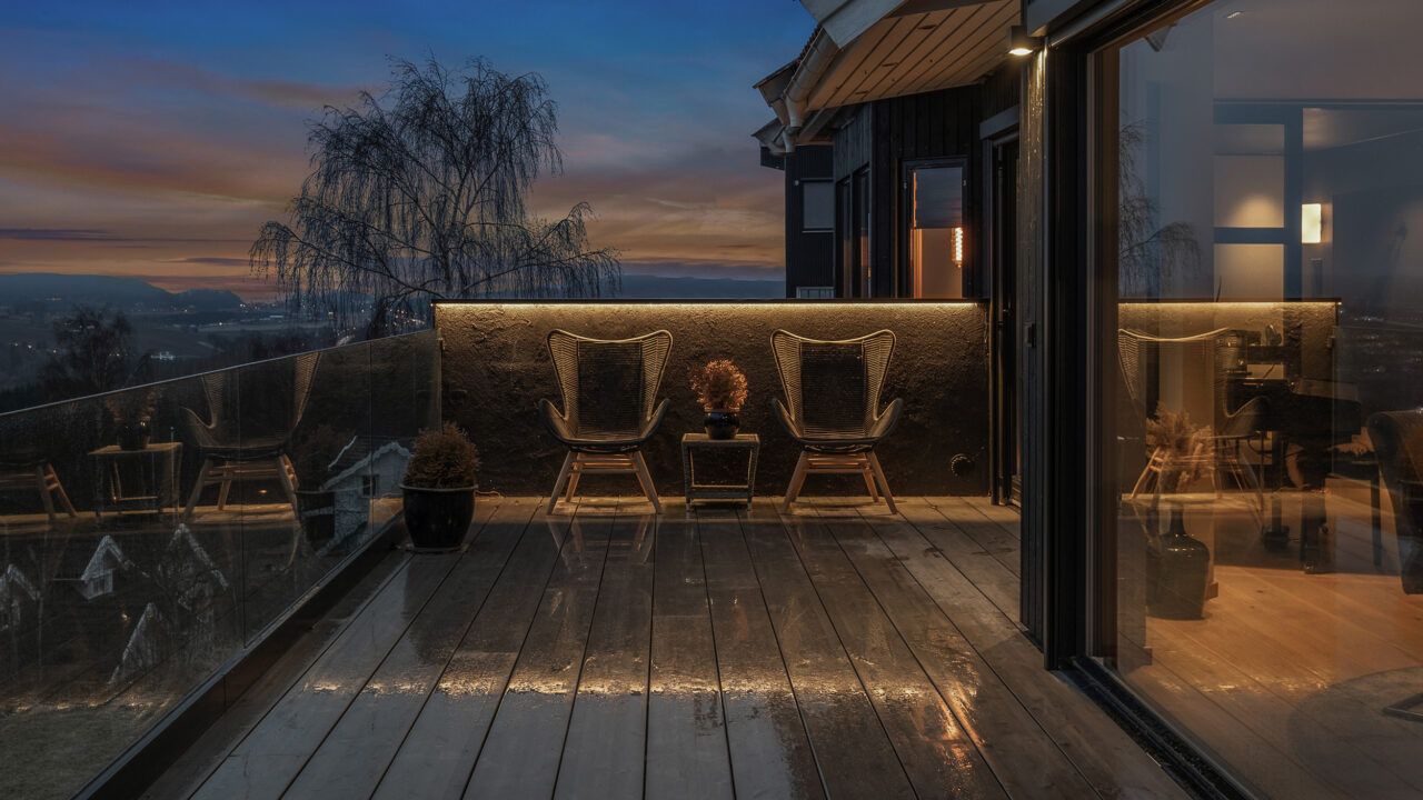 Terrasse på enebolig i Levanger med belysning fra Stokkan Lys