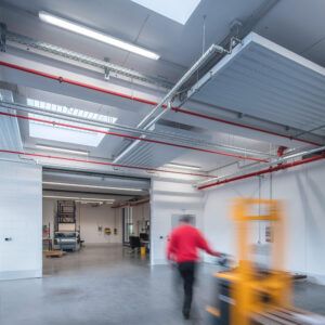 2310 LED armaturer i et tak inne i et produksjonsanlegg.