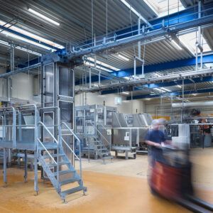 2315 armaturer fra Trilux i taket i et prodksjonslokale.