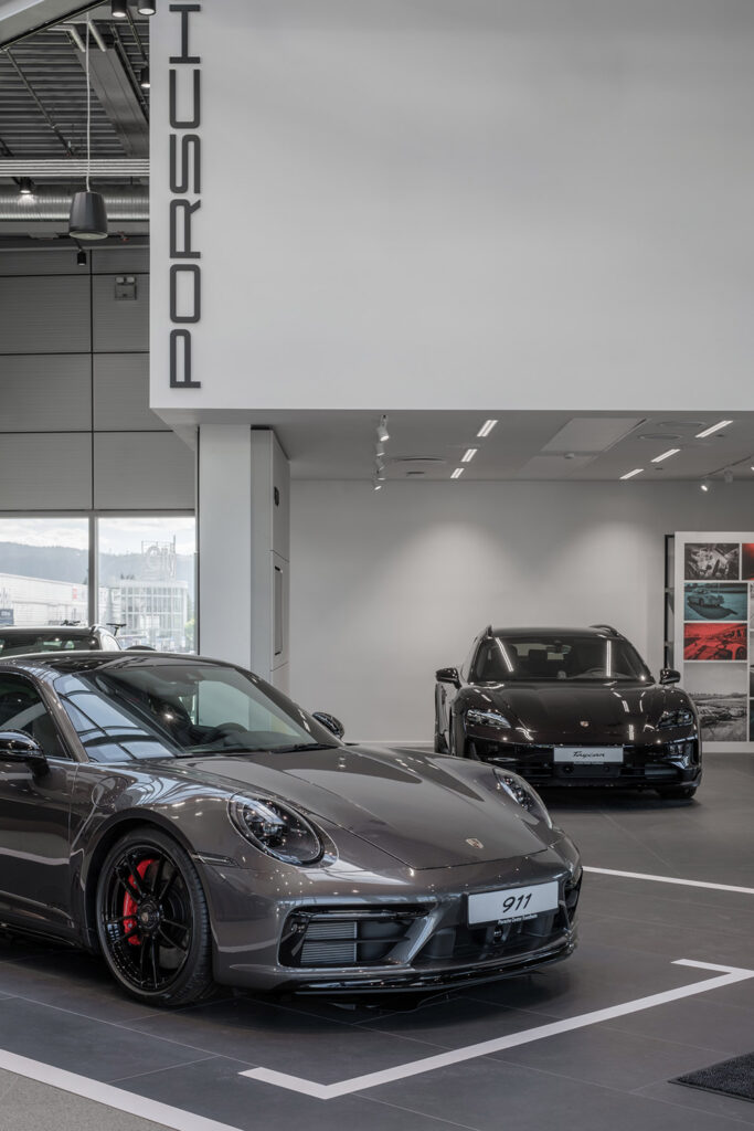 Inne hos Porsche Center i Trondheim.