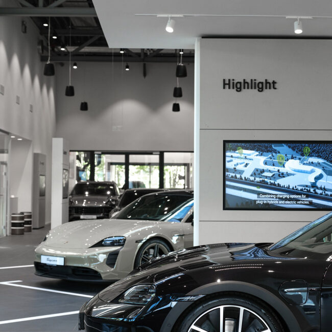 Inne hos Porsche Center i Trondheim.