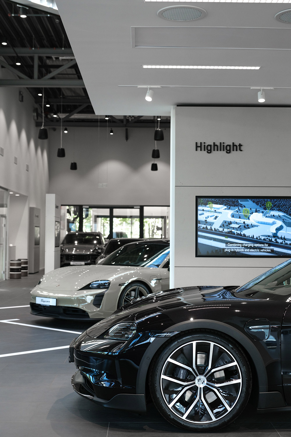 Inne hos Porsche Center i Trondheim.