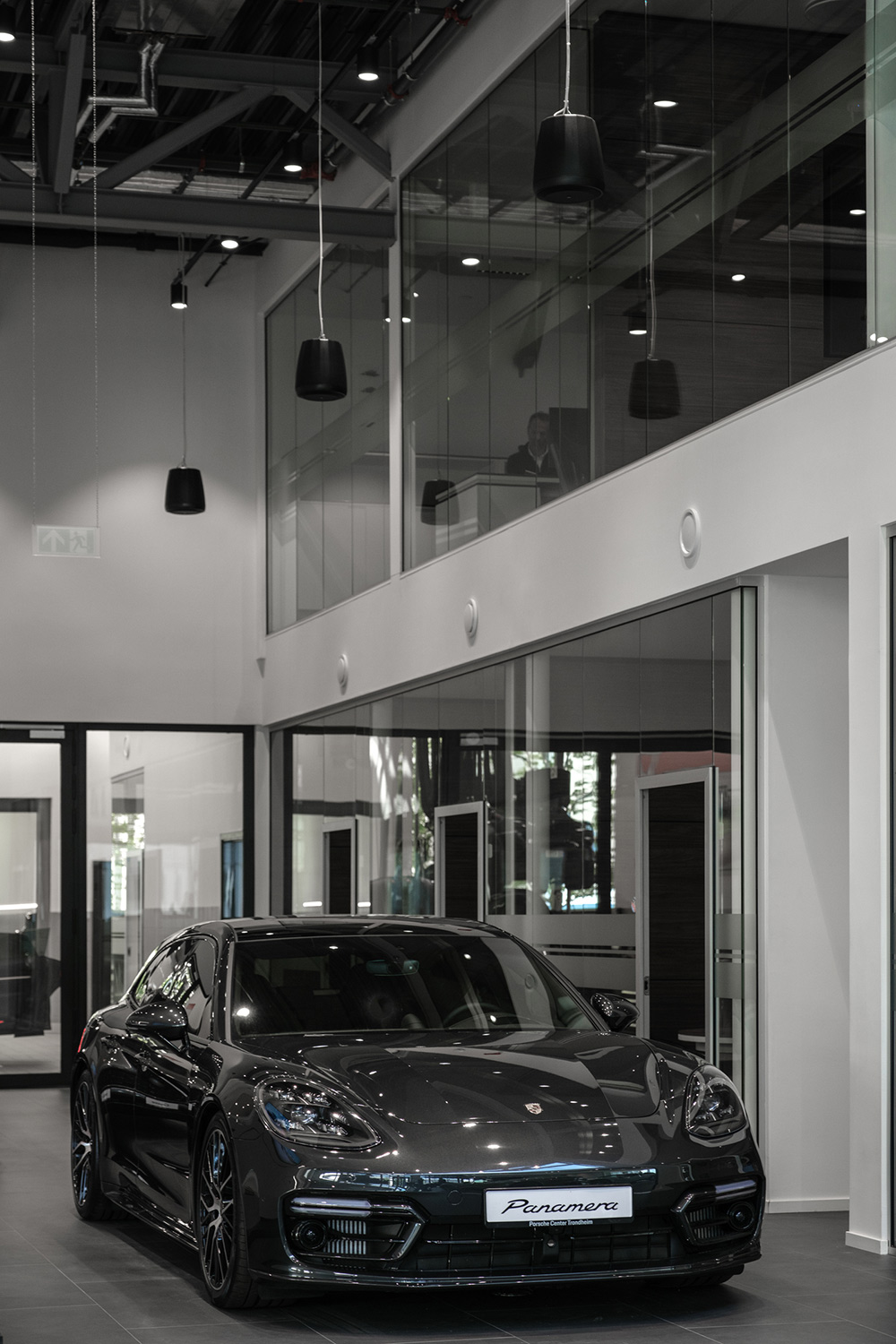 Inne hos Porsche Center i Trondheim.