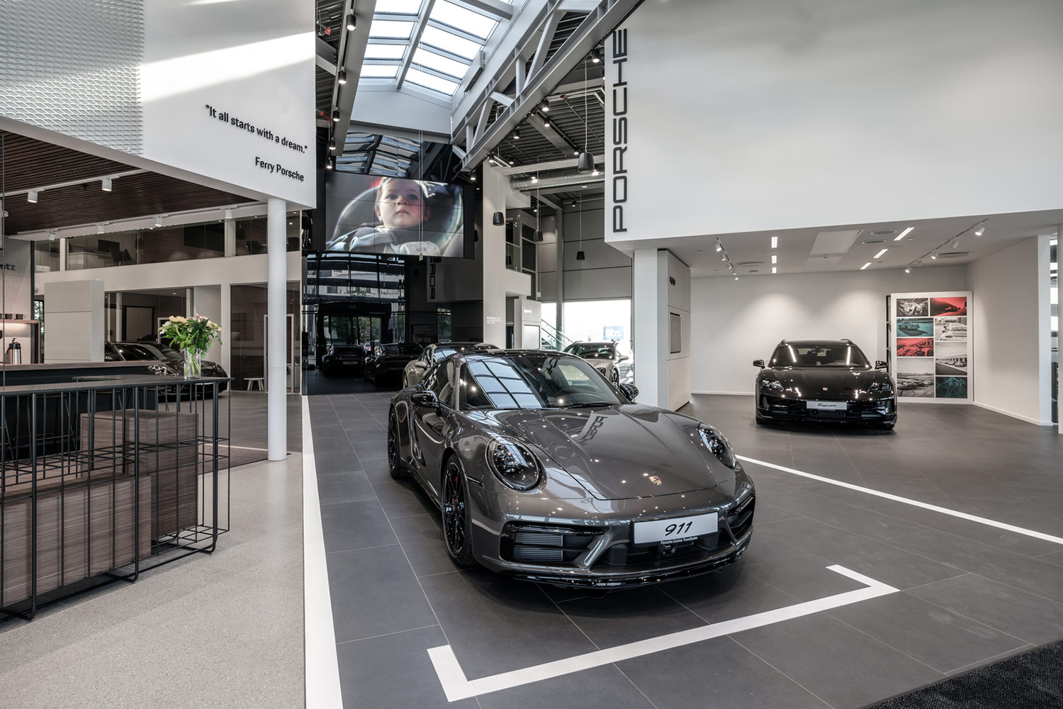 Inne hos Porsche Center i Trondheim.