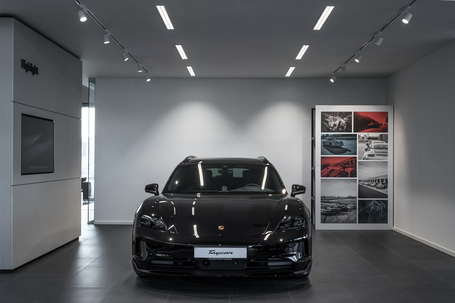 Inne hos Porsche Center i Trondheim.