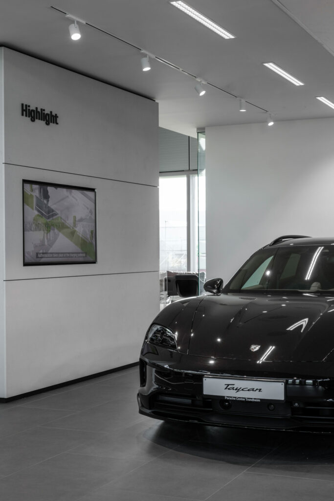 Inne hos Porsche Center i Trondheim.