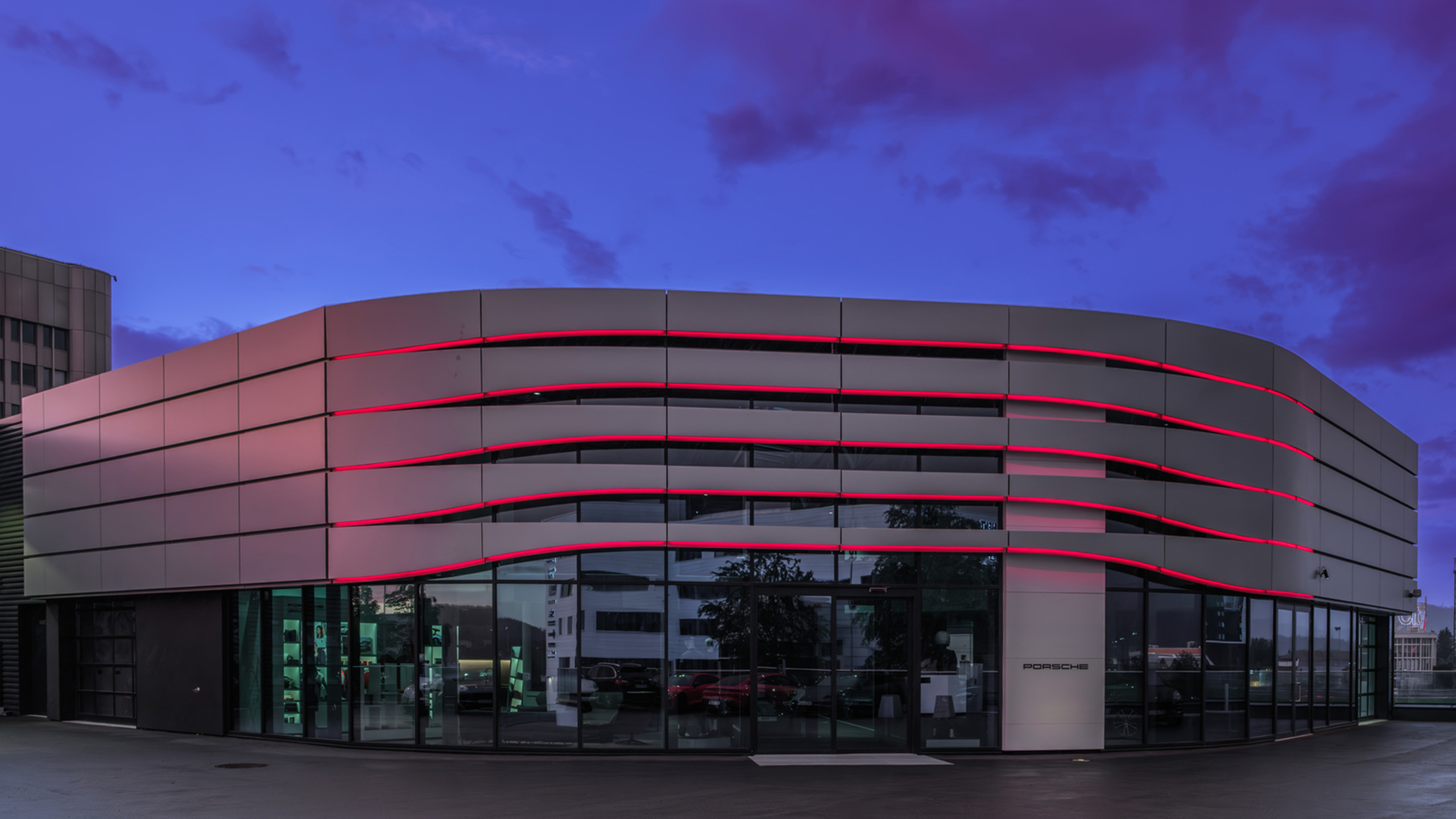 Rosa lys på bygg utvending hos Porsche Center i Trondheim.