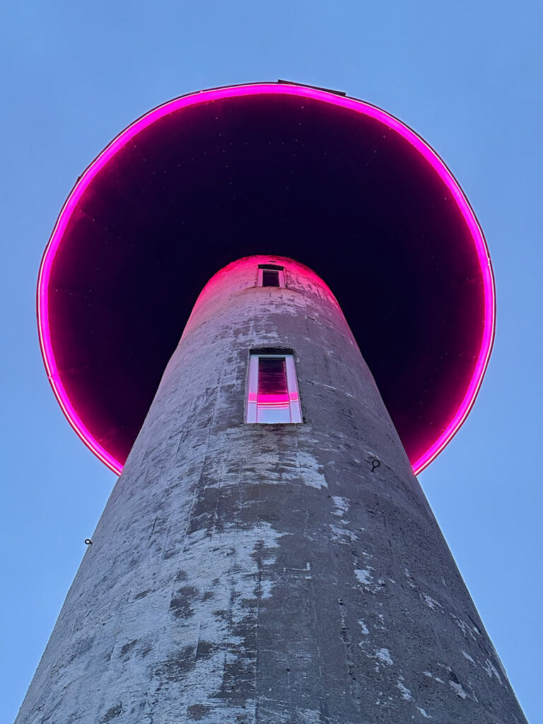 Ettertanken på Røst med rosa lys på undersiden.