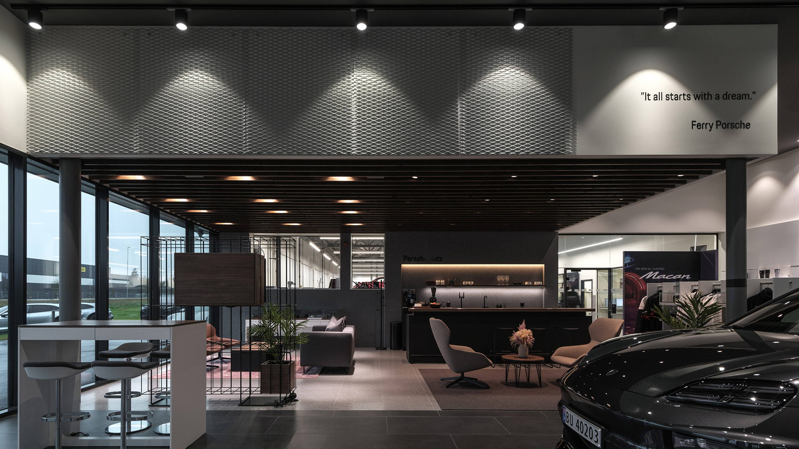 Lysdesign av Stokkan Lys inne hos Porsche Center Gardemoen.