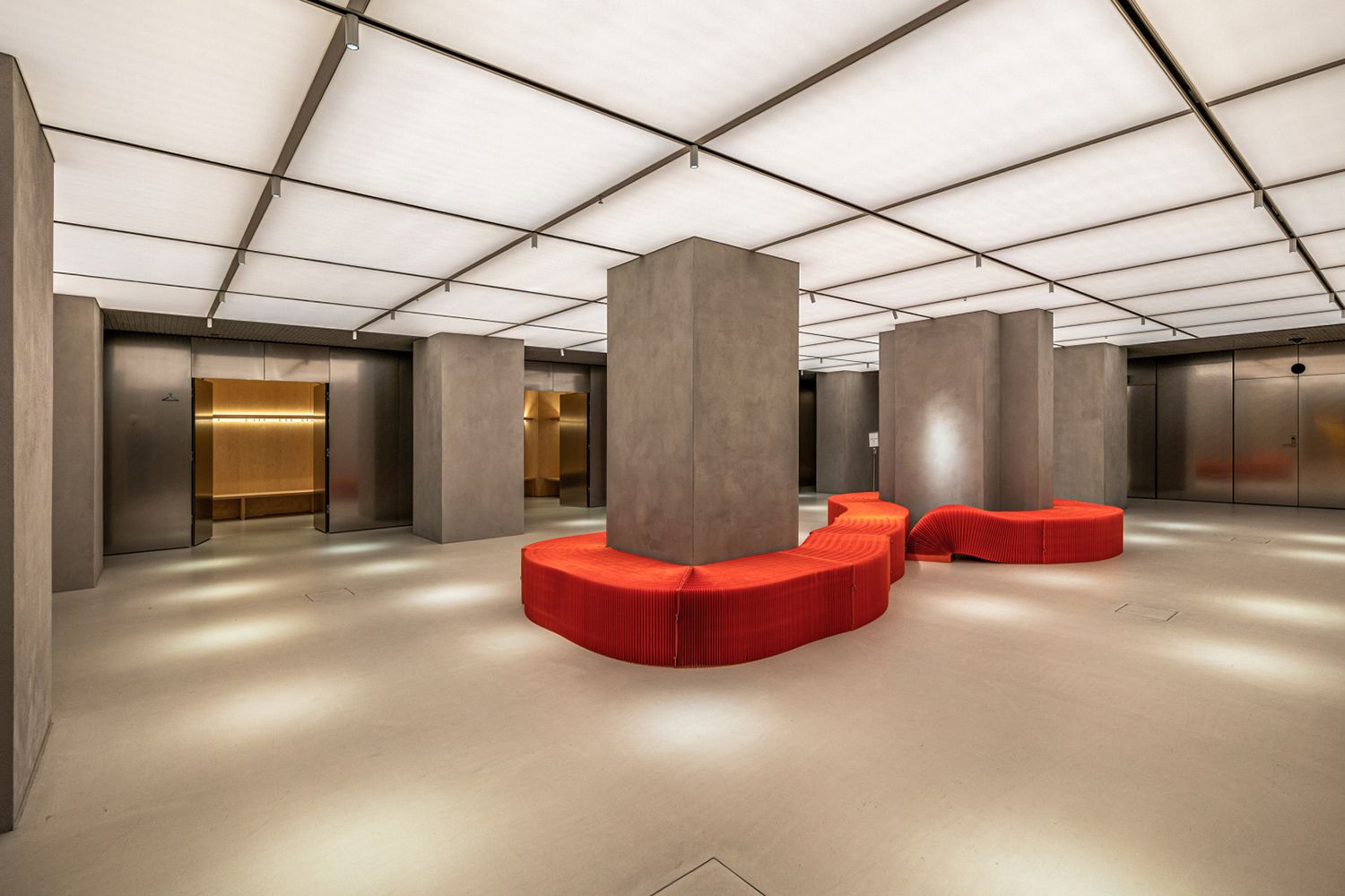 Store lysplater i et tak.