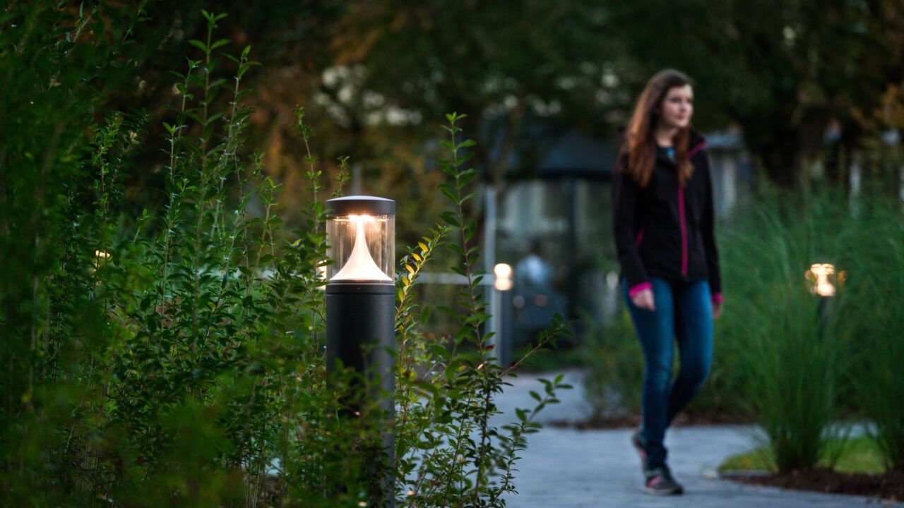 Utelampe fra Trrilux i et blomsterbed.