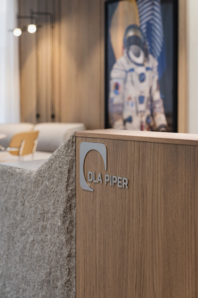 DLA Piper Norge logo på et møbel.