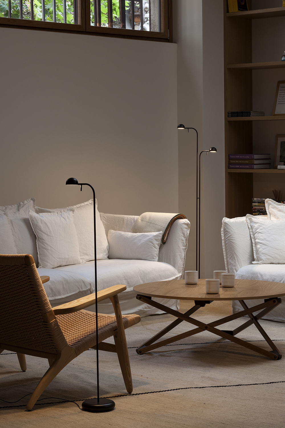 Pin gulvlampe ved en stol