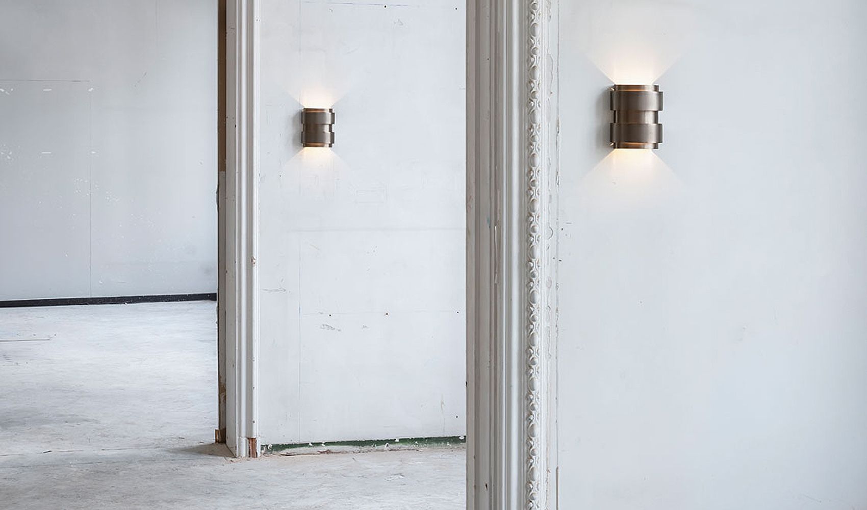 Band-Oh! vegglampe fra Delatlight på en hvit vegg.