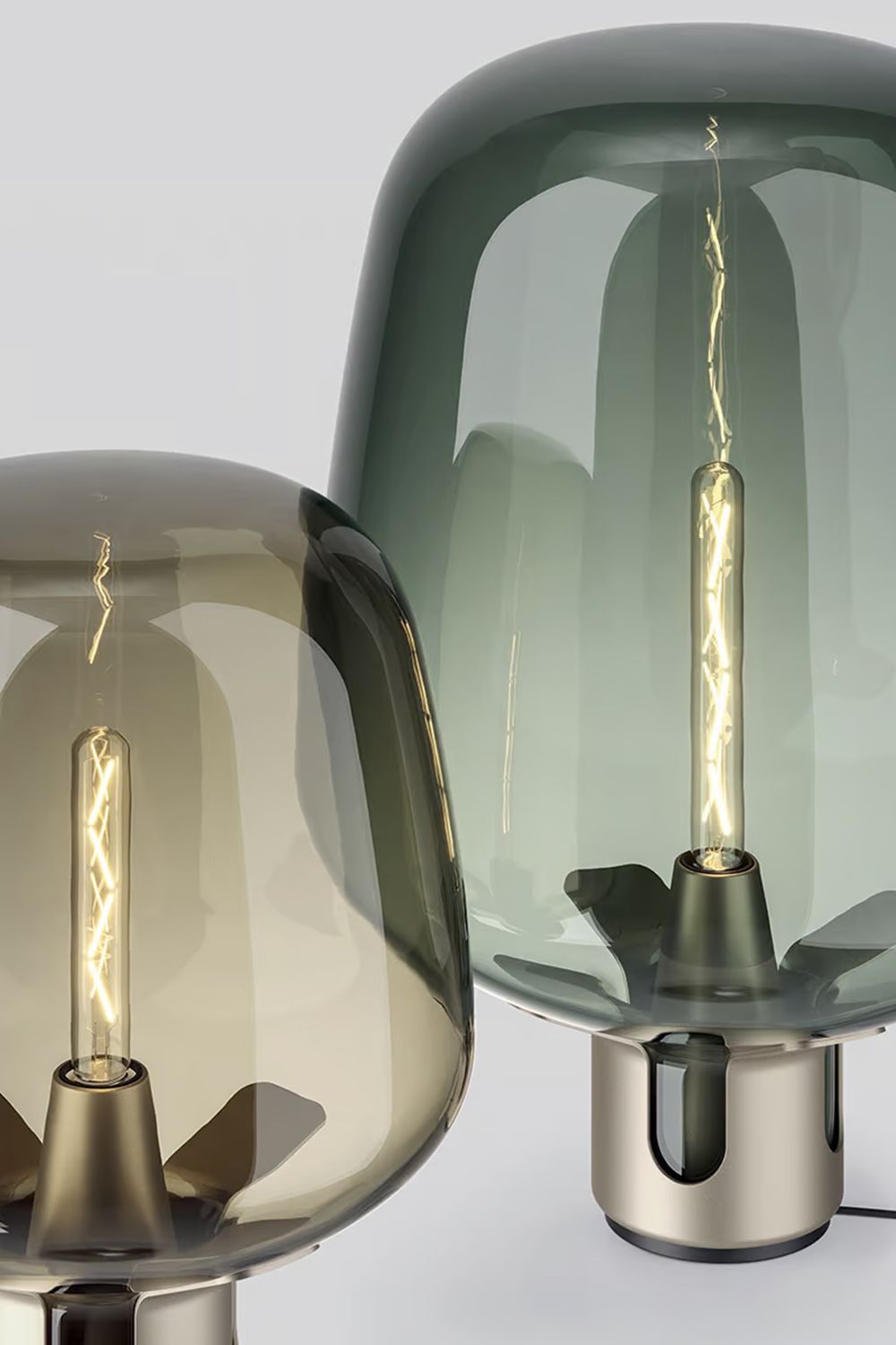 To stykk Flar gulvlamper fra Lodes.