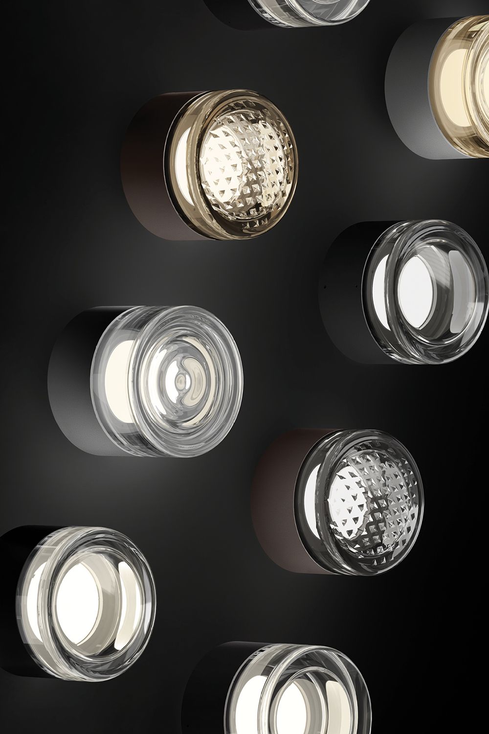 Horus armaturer fra Linea Light på en vegg.