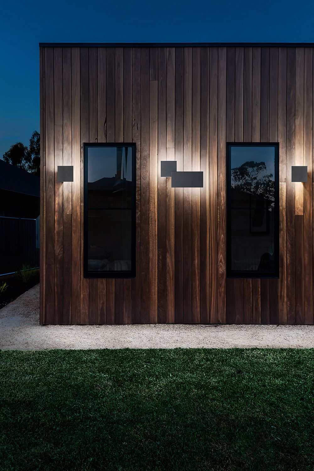 Puzzle utelamper fra Lodes på en vegg ute.