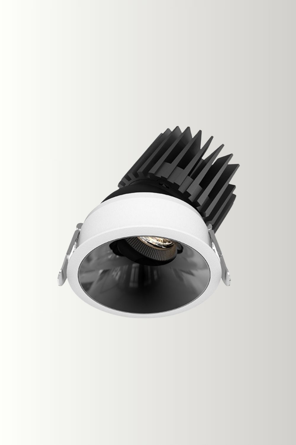 Tiltet hvit Sense 75 G2 R1 downlight fra Neko Lighting