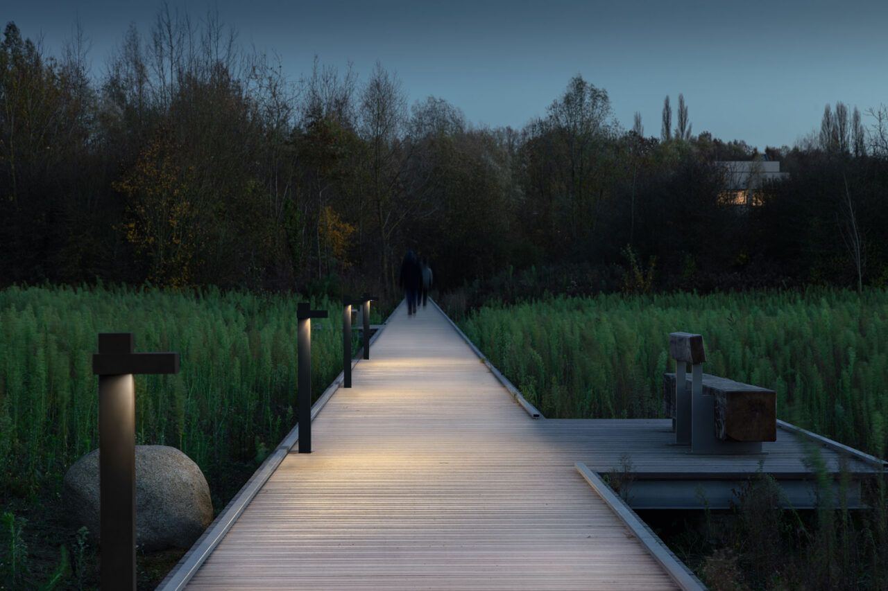 Poleano pullert langs en brygge utendørs.