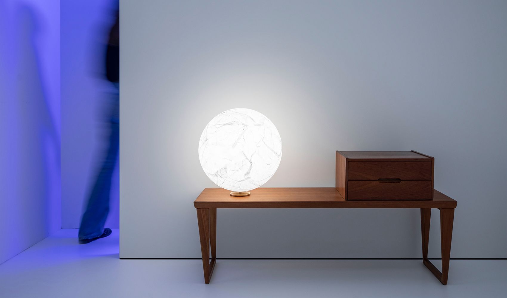 Moon Bordlampe fra Davide Groppi på en skjenk.