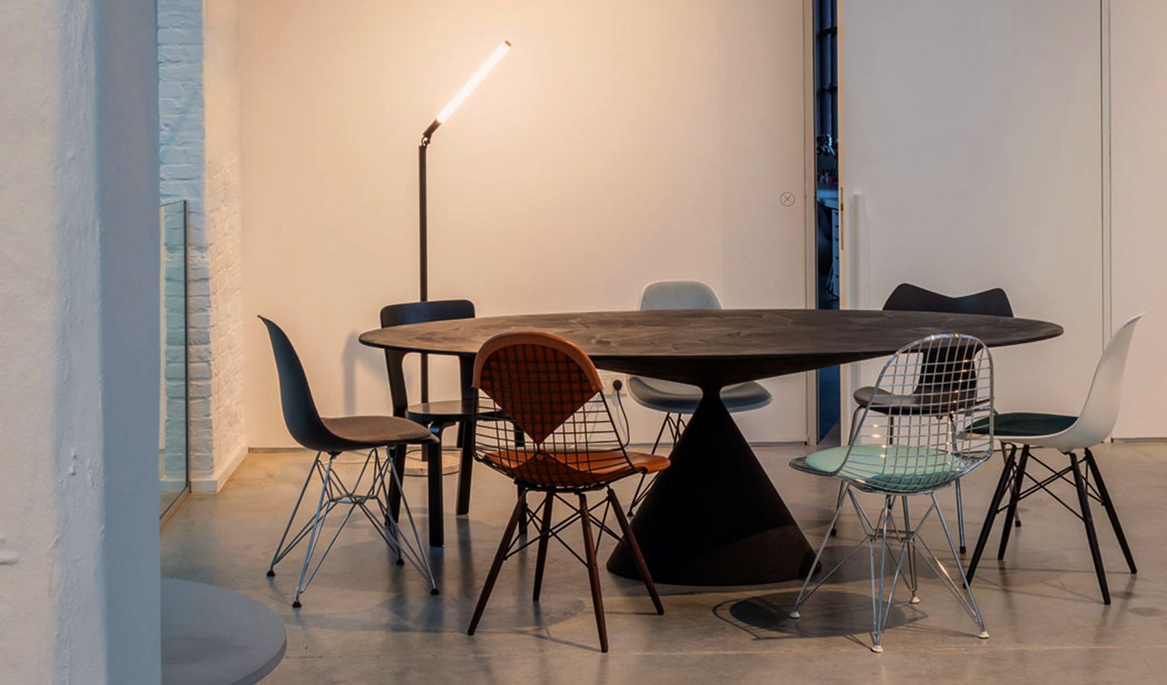 XY 180 gulvlampe fra Deltalight ved en spisegruppe.