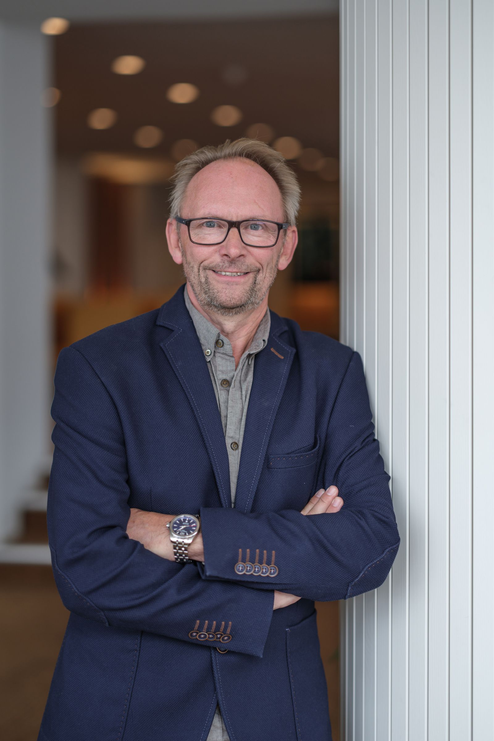 Mannlig ansatt hos Stokkan Lys i Ålesund.