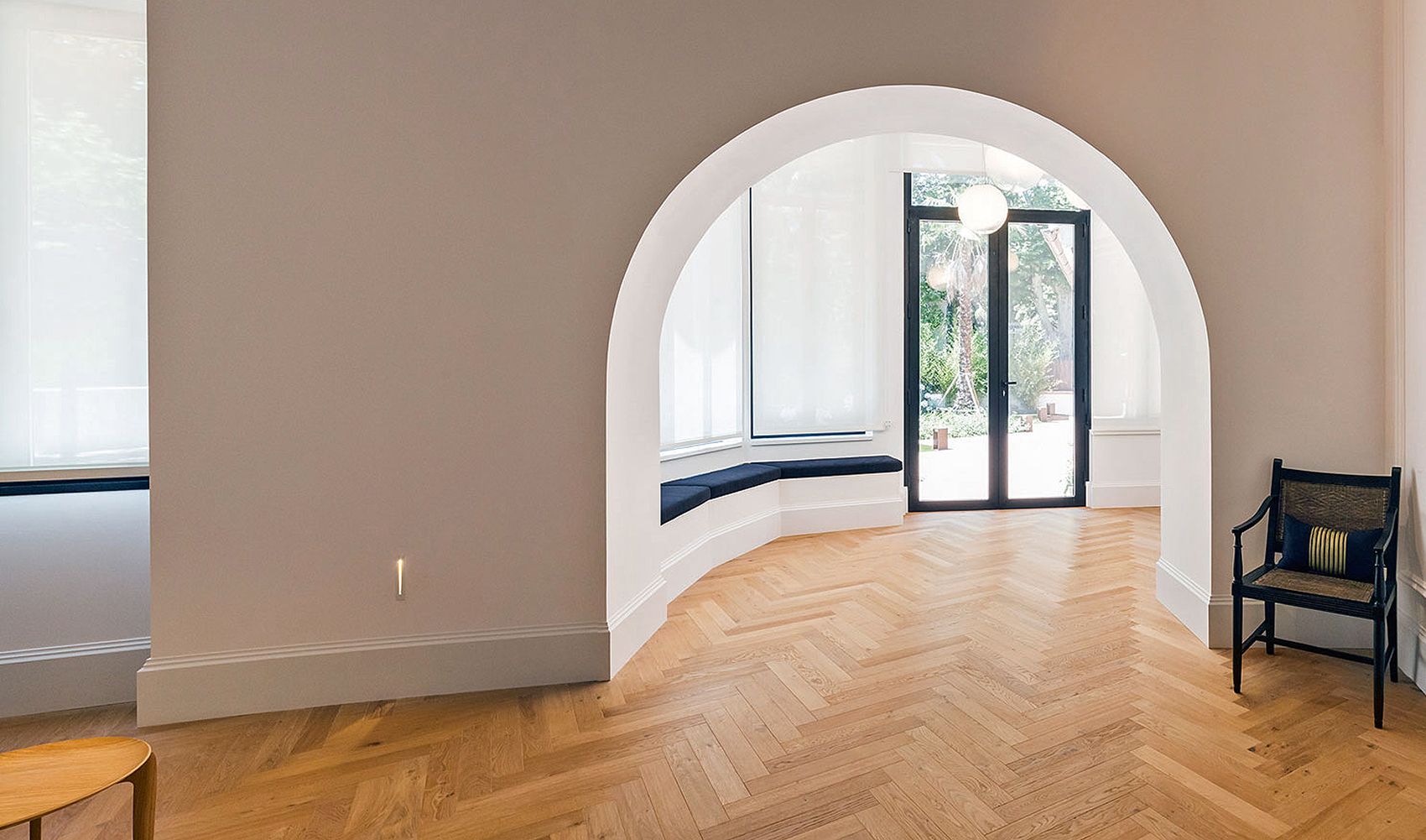 Inlet armatur fra Deltalight i ev vegg i en stue.