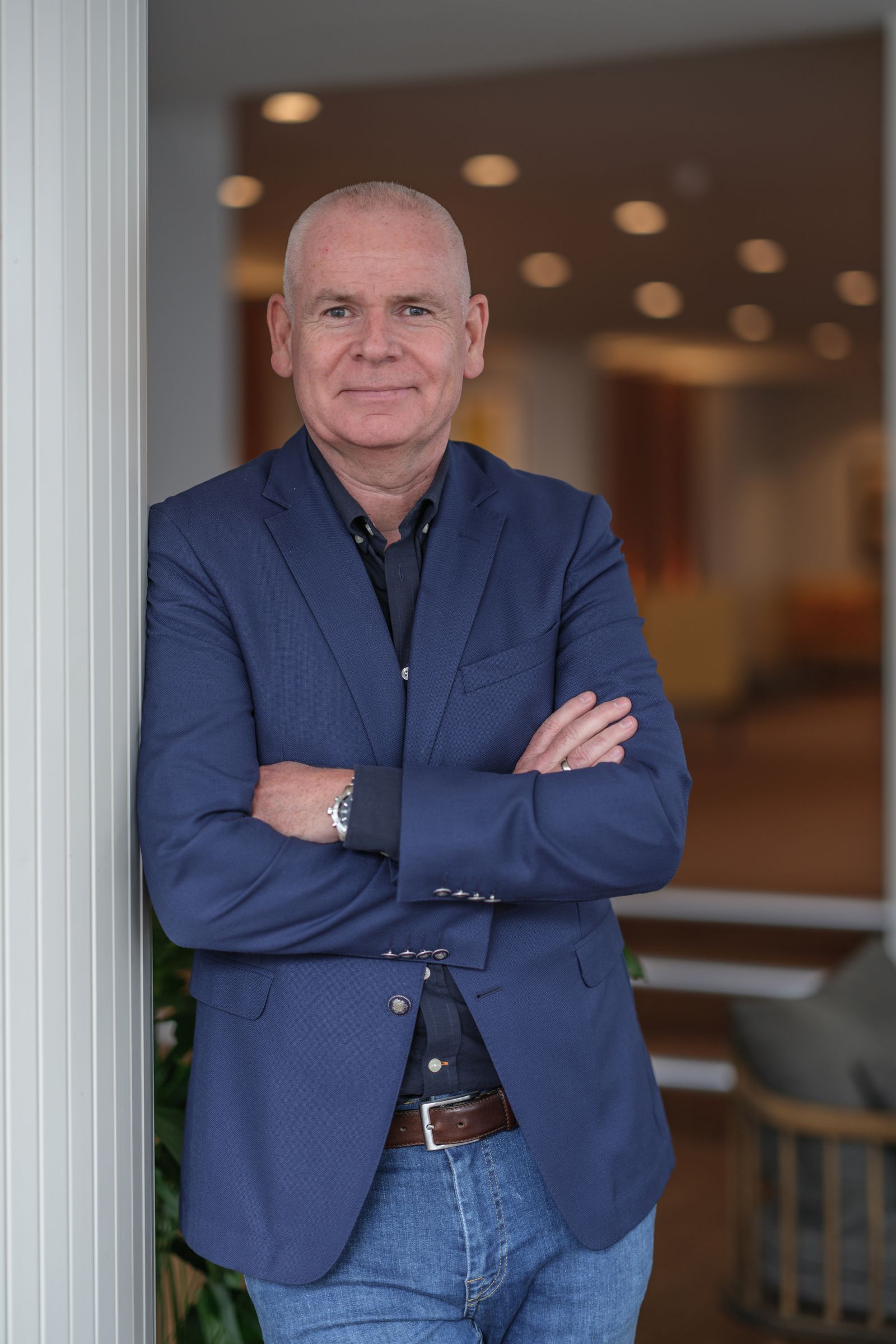 Mannlig ansatt hos Stokkan Lys i Ålesund.