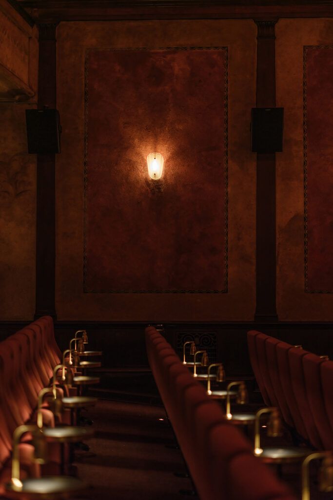 Lampe på en rød vegg.