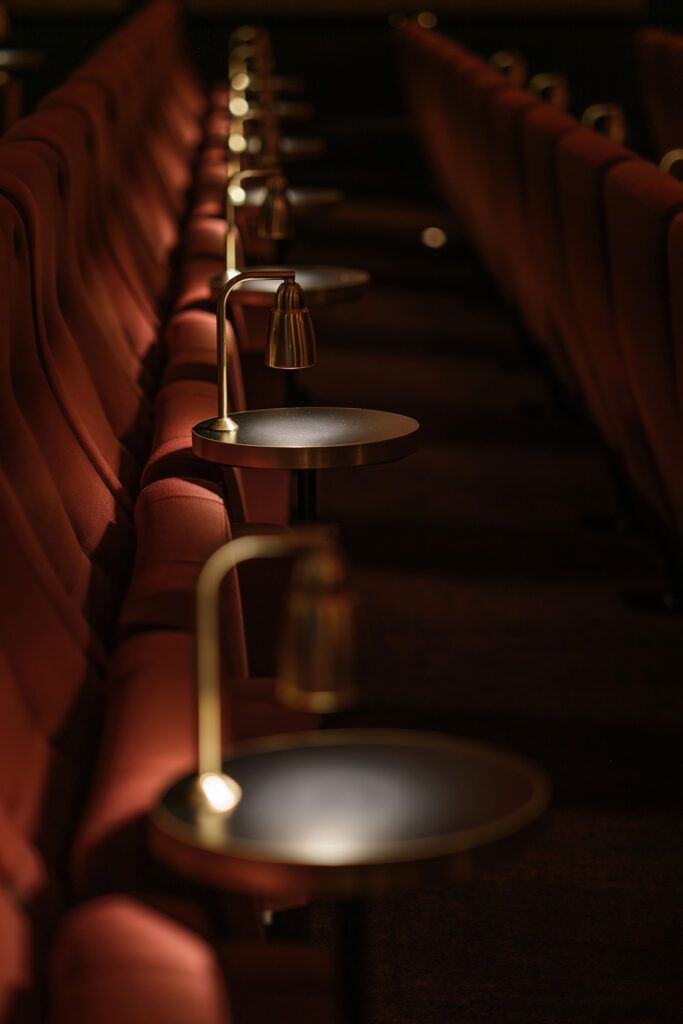 Bordlamper i messing ved hver sitteplass i Løvenvold Theater.