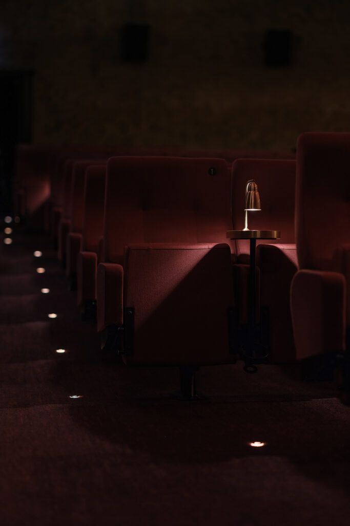 Dunkel belysning i Løvenvold Theater.