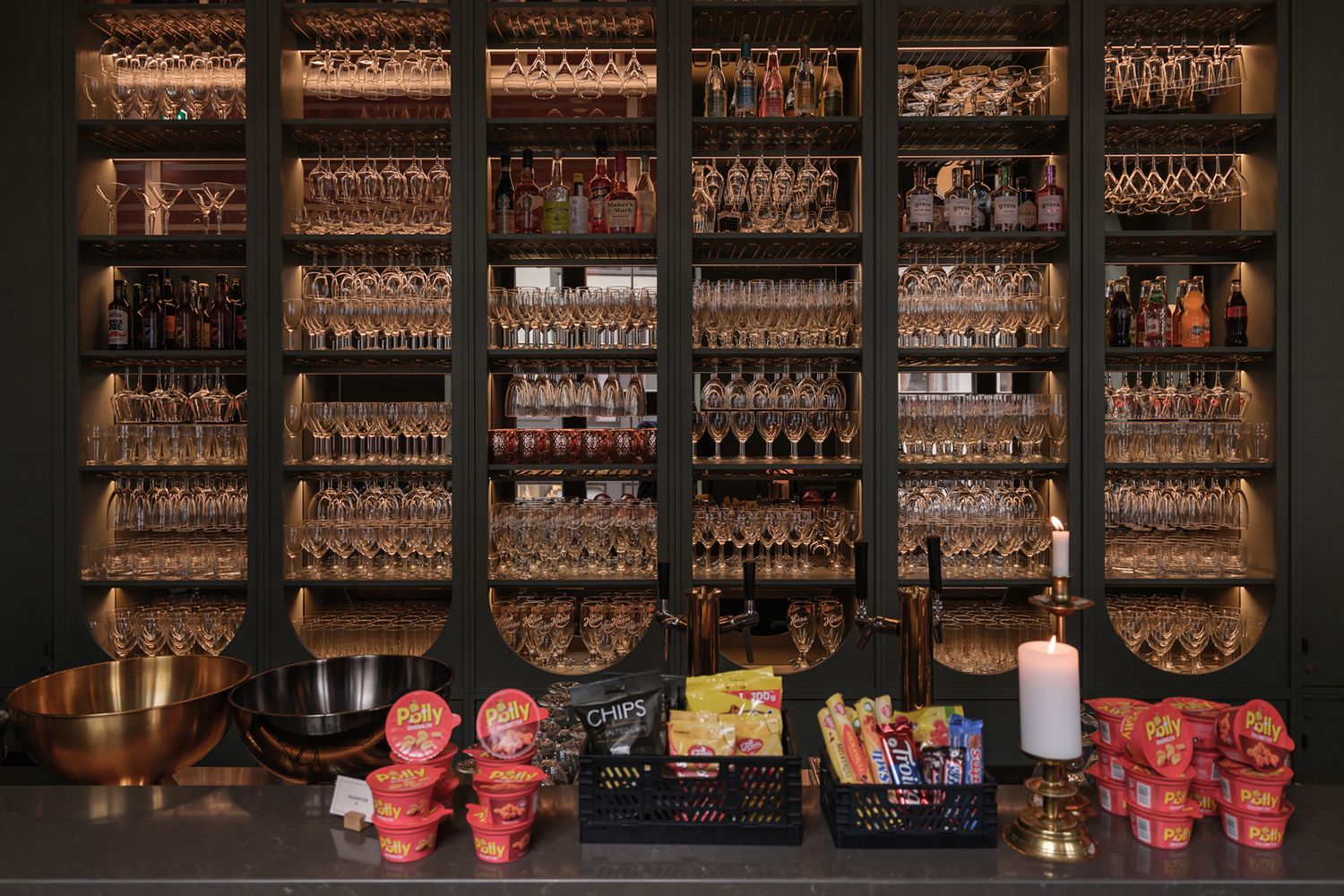 Serveringsdisk med glassskap bak.