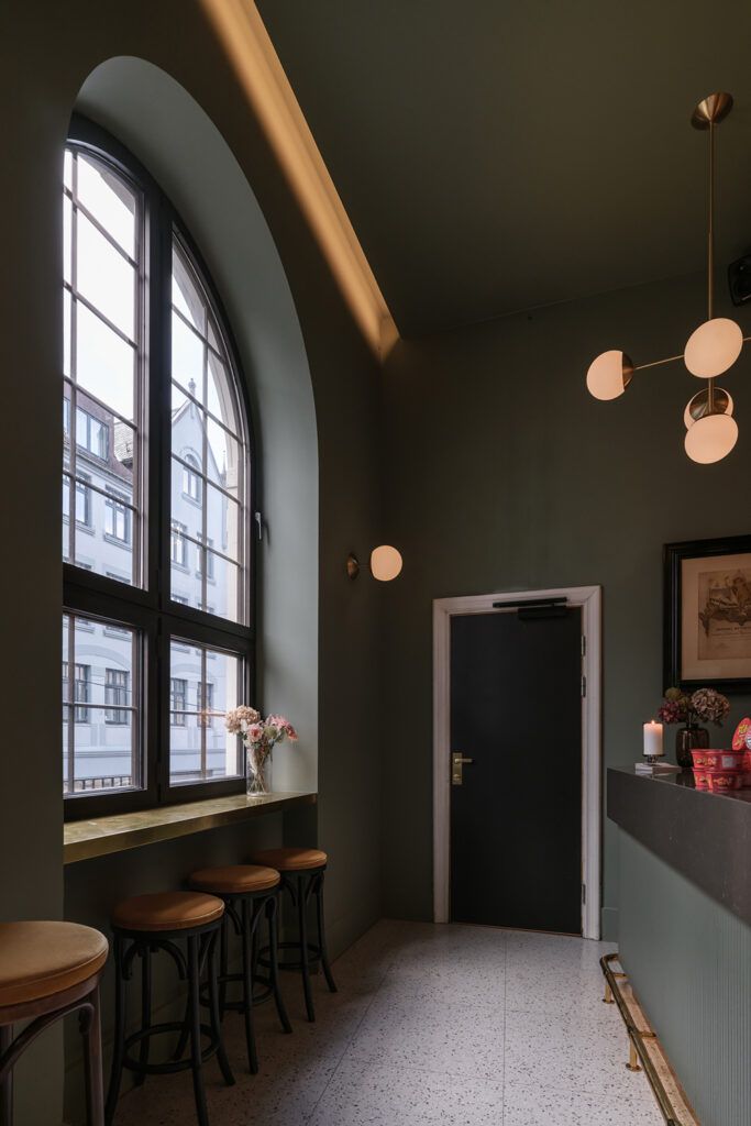 Rom stort vindu og belysning i tak og på vegg.