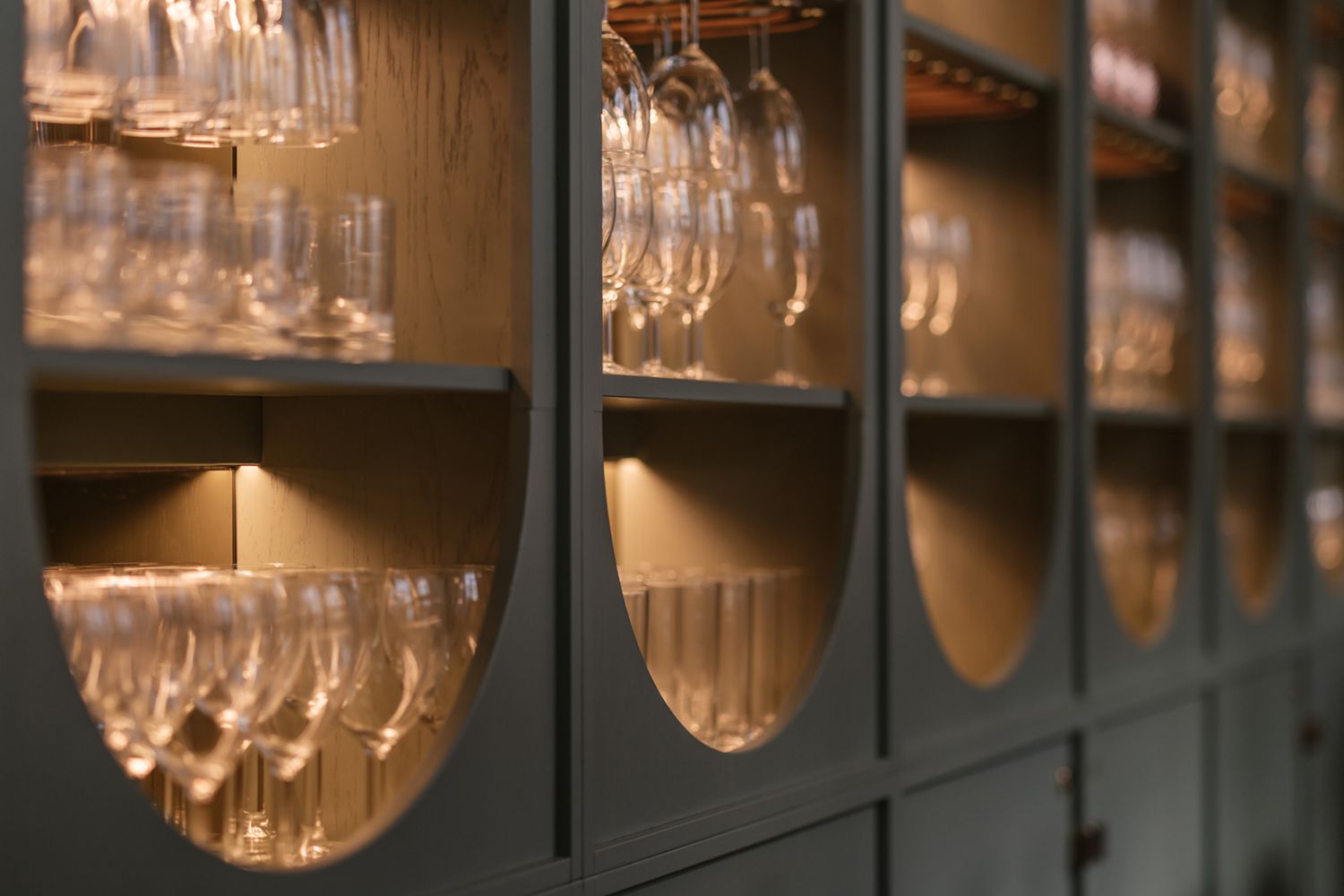 Glassskap med belysning og masse glass inni.