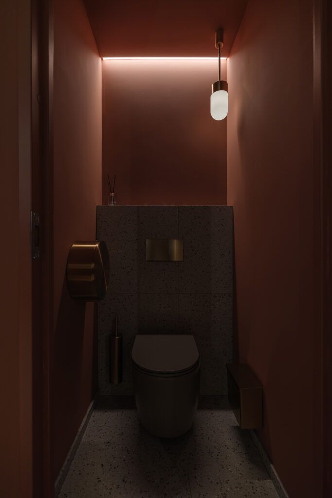 Pendel i taket i et hjørne inne i et toalettrom.