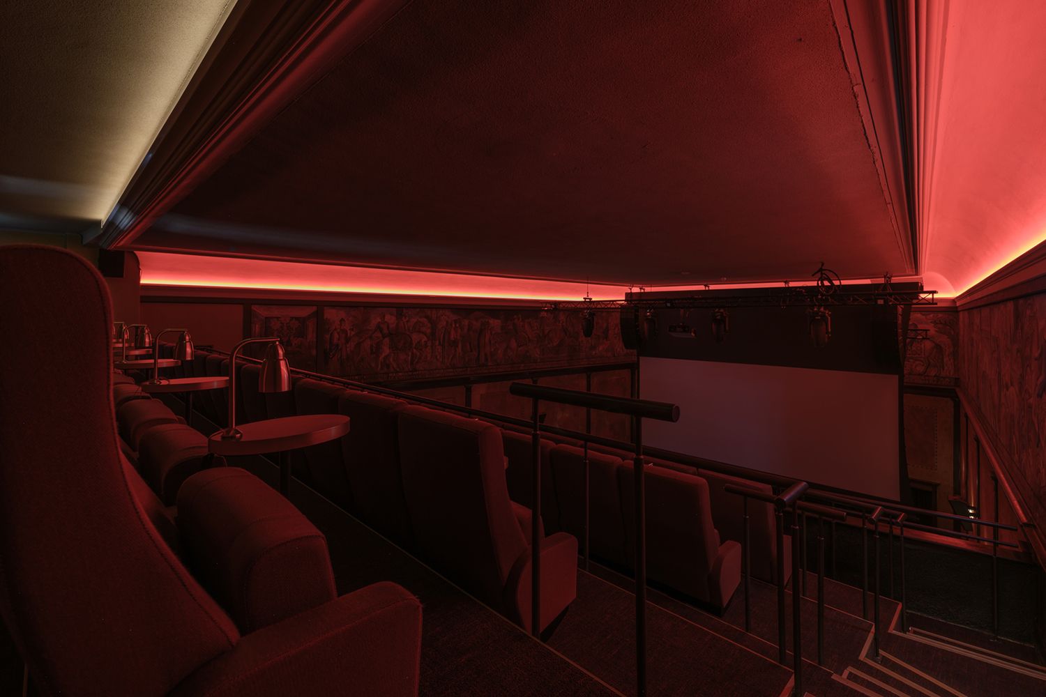 Opplys i taket inne i Løvenskjold Theater.