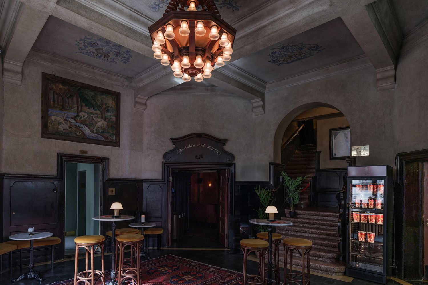 Belysning i hallen inne i Løvenskjold Theater.