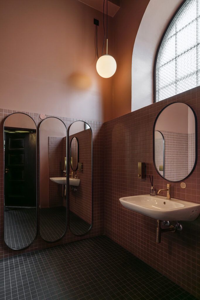 Rund pendel i taket i et hjørne inne på et toalettrom.