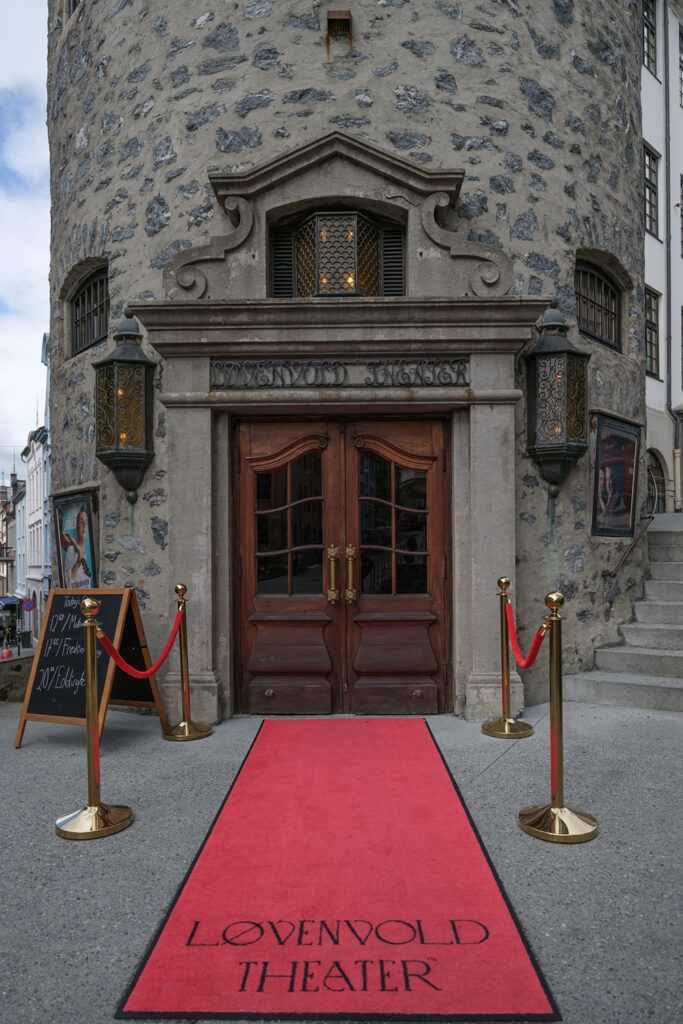 Rød løper ved inngangsparti til Løvenvold Theater.