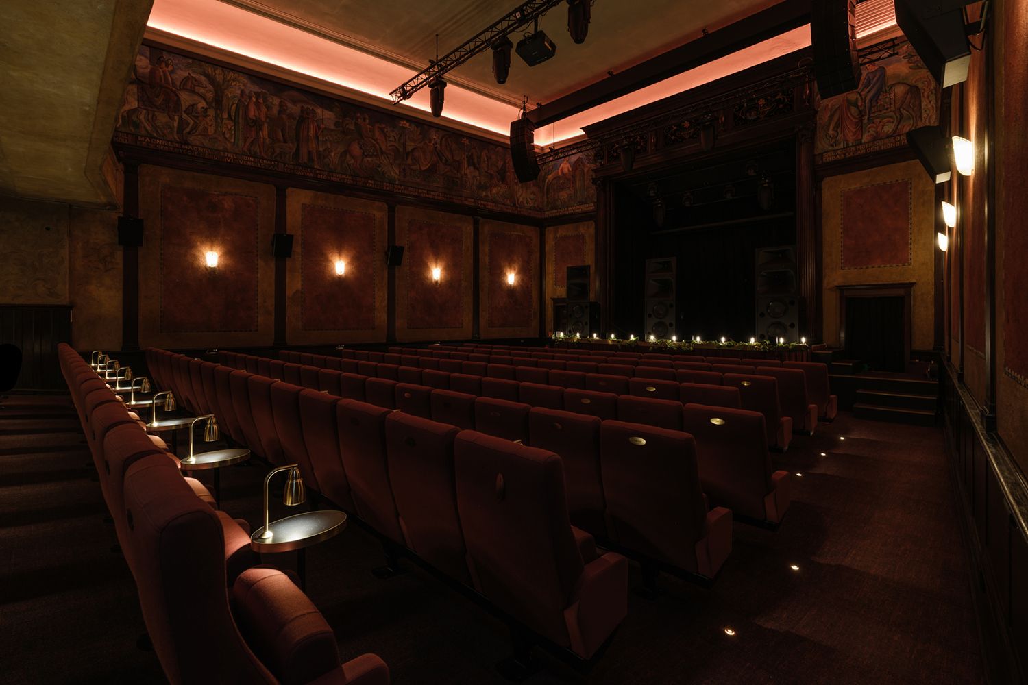 Belysning i tak og på vegger i Løvenskjold Theater.