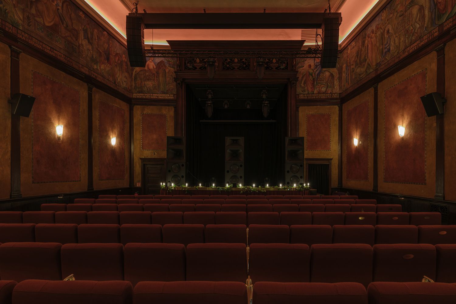 Belysning rundt en scene.