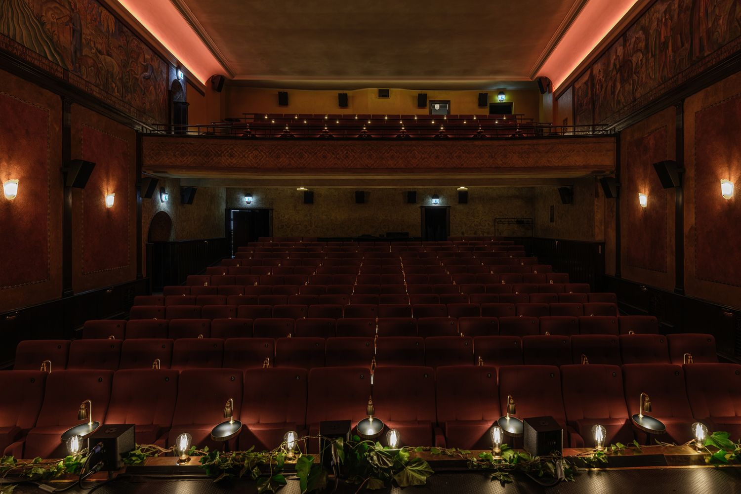 Belyst sal inne i Løvenskjold Theater.