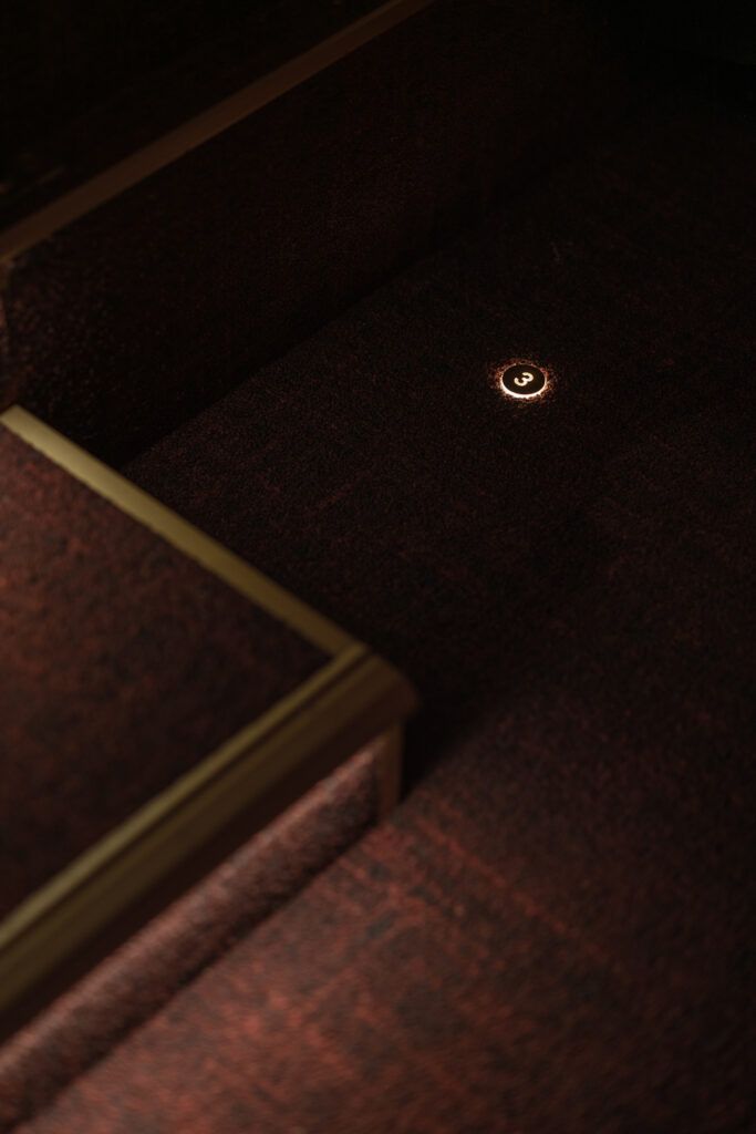 Slepelys under et trappetrinn.